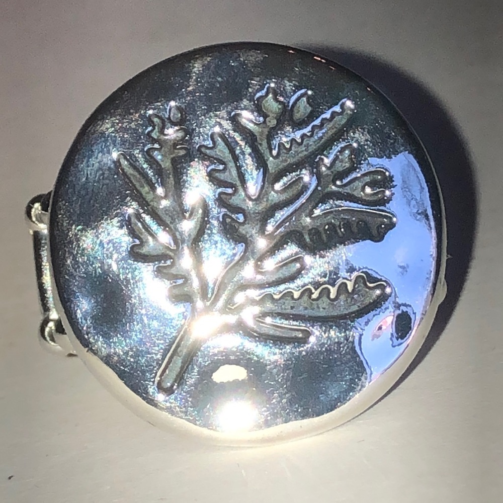 Silver Tone Leaf Round Stretchy Ring